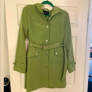 London Fog belted rain coat with hood. Green. Size M.